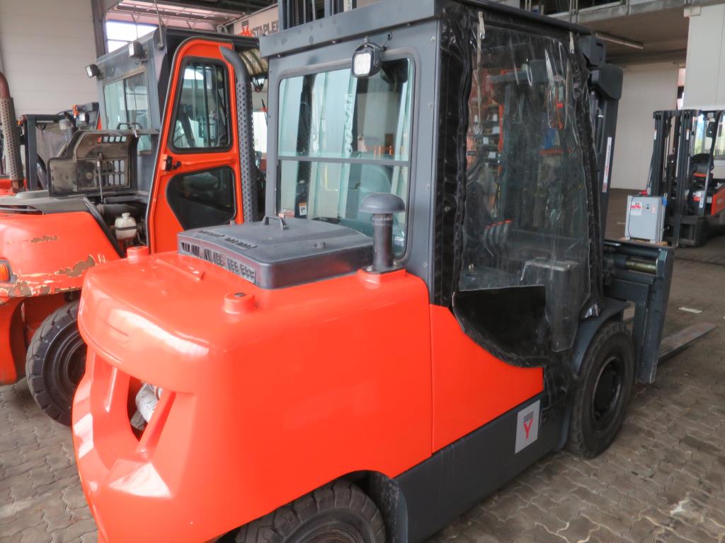 forklift trucks and car pool<br>-7