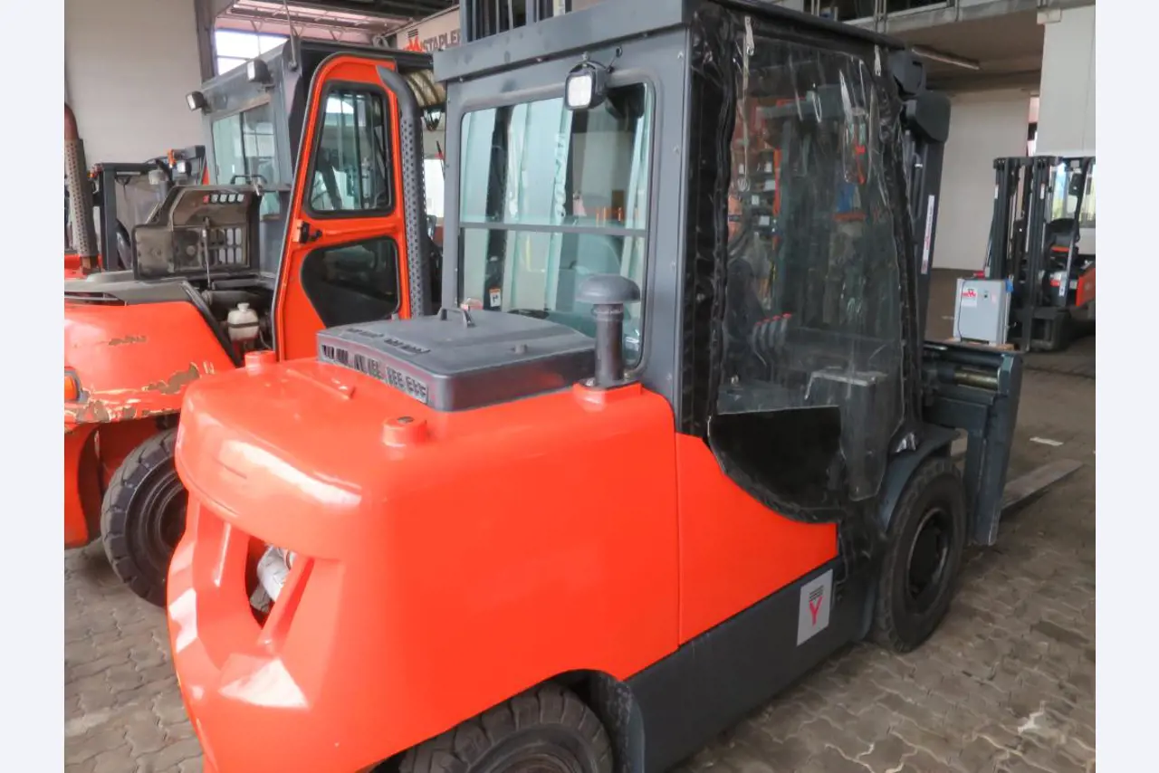 forklift trucks and car pool<br>-7