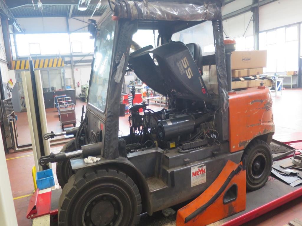 forklift trucks and car pool<br>-2
