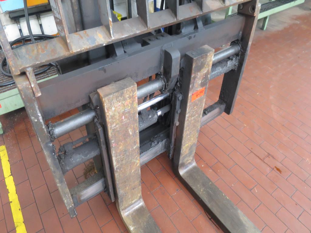 forklift trucks and car pool<br>-8