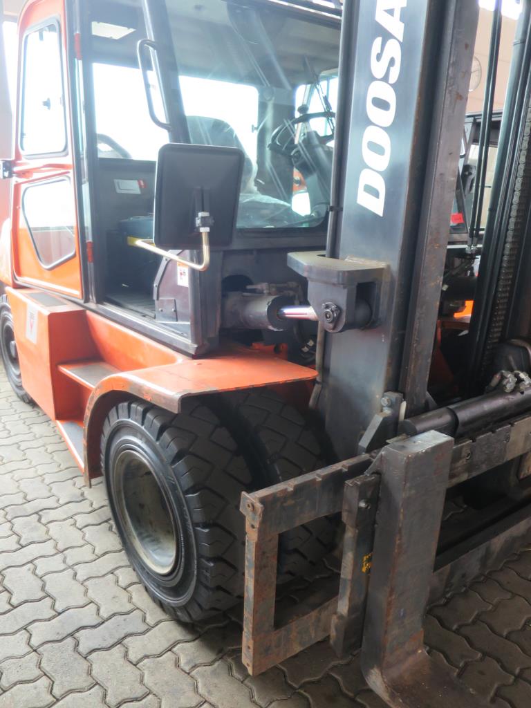 forklift trucks and car pool<br>-2