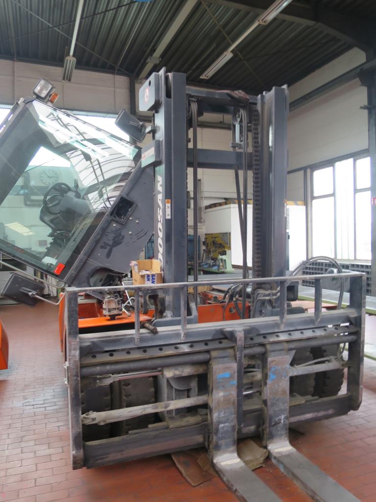 forklift trucks and car pool<br>-1