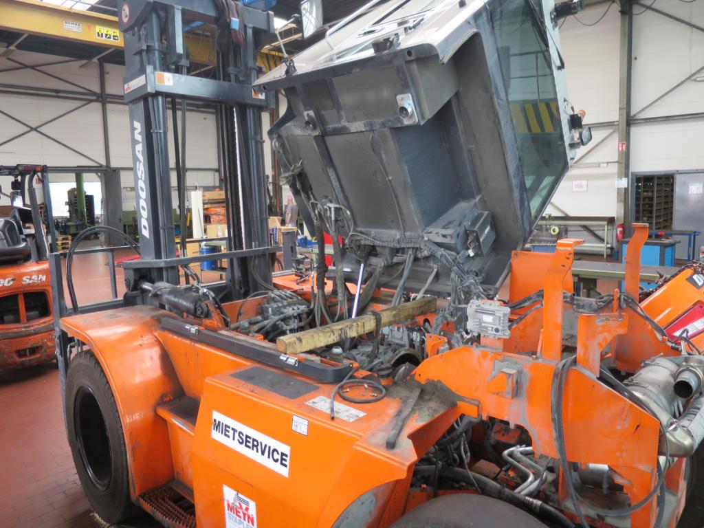 forklift trucks and car pool<br>-3