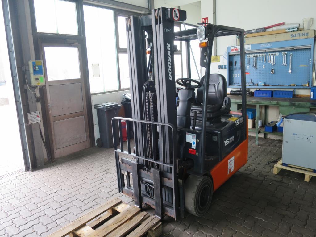 forklift trucks and car pool<br>-1