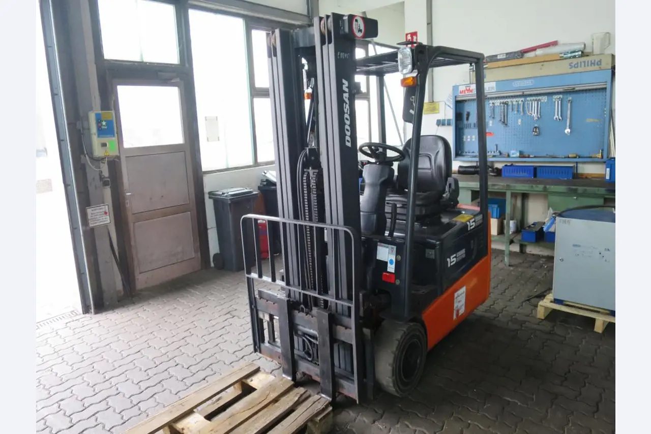 forklift trucks and car pool<br>-1