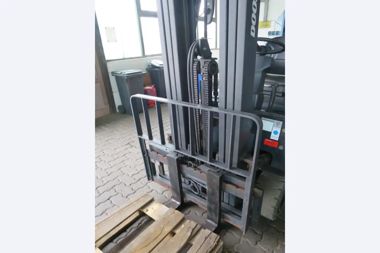 forklift trucks and car pool<br>-4