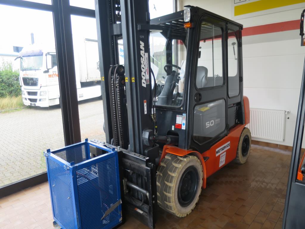 forklift trucks and car pool<br>-1