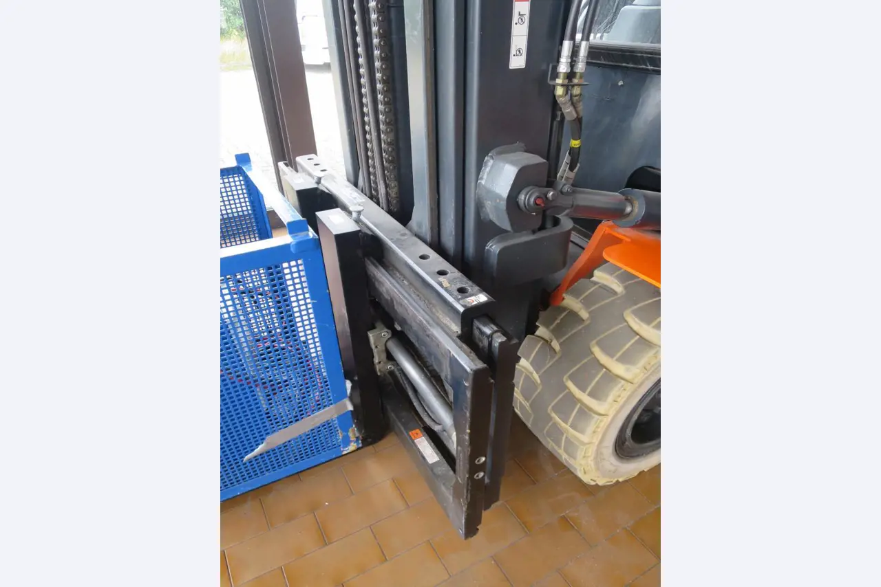 forklift trucks and car pool<br>-3