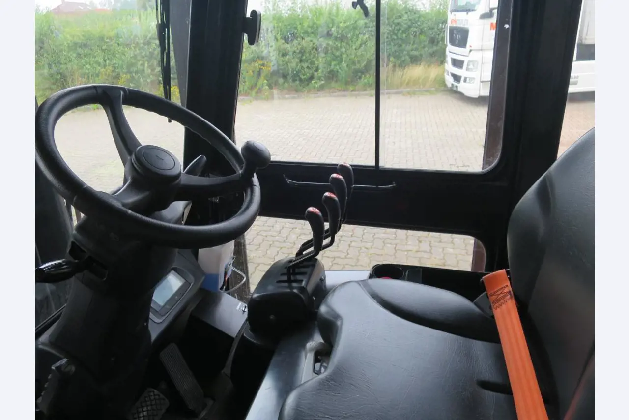 forklift trucks and car pool<br>-5