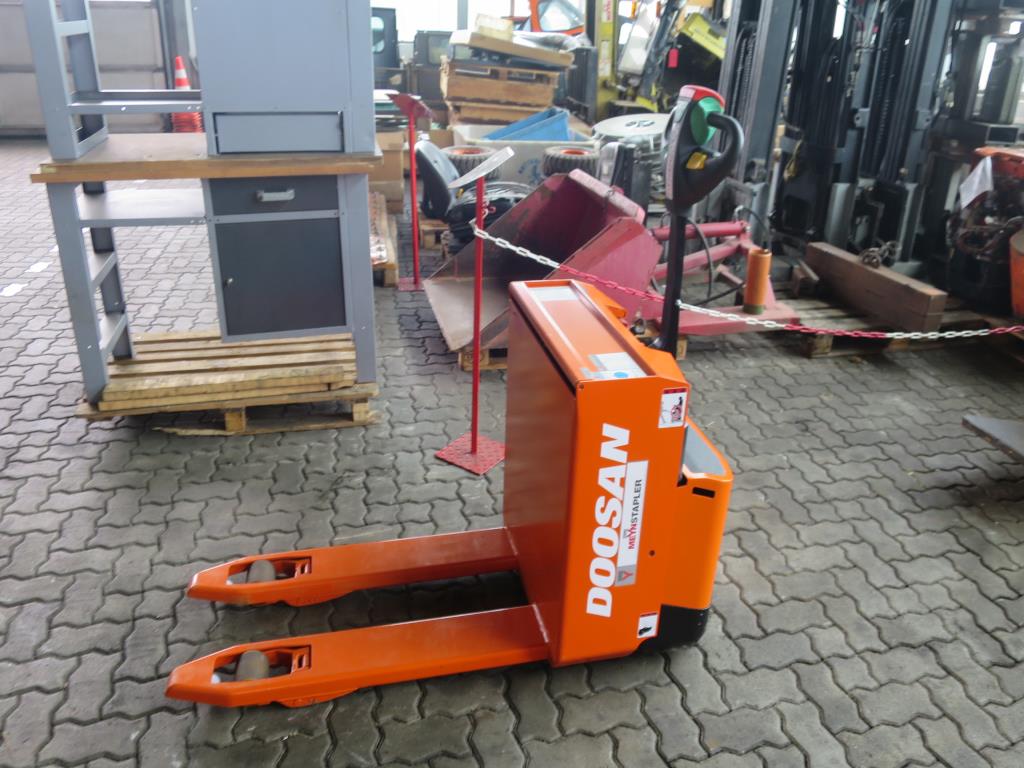 forklift trucks and car pool<br>-1