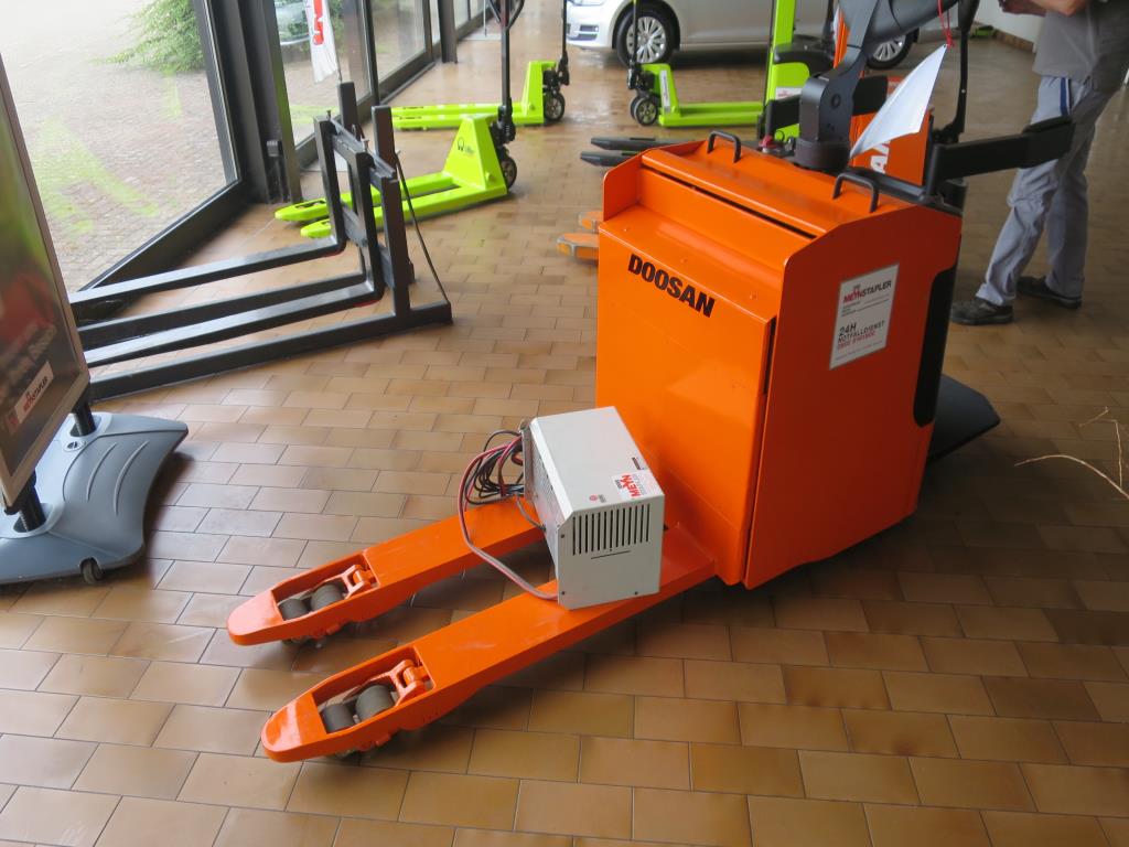 forklift trucks and car pool<br>-1