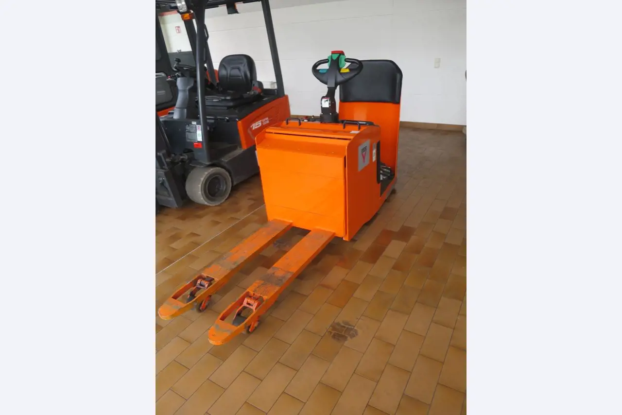 forklift trucks and car pool<br>-1