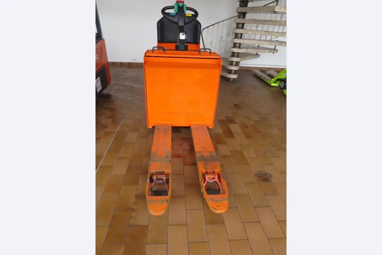 forklift trucks and car pool<br>-4