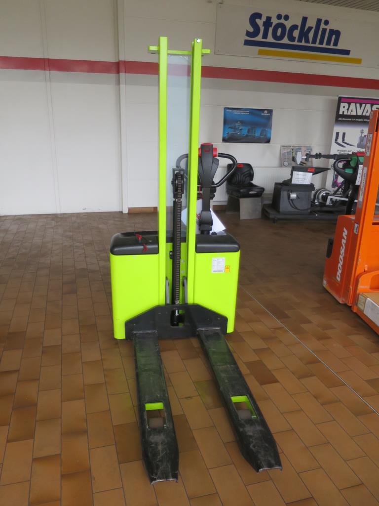 forklift trucks and car pool<br>-1