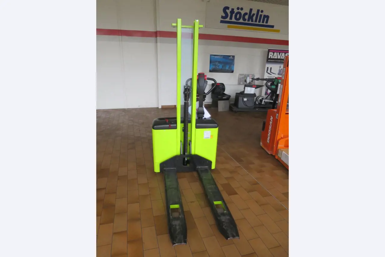 forklift trucks and car pool<br>-1