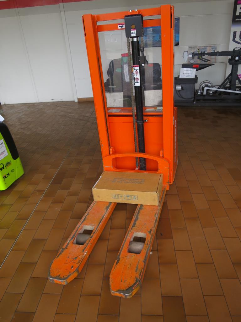 forklift trucks and car pool<br>-1