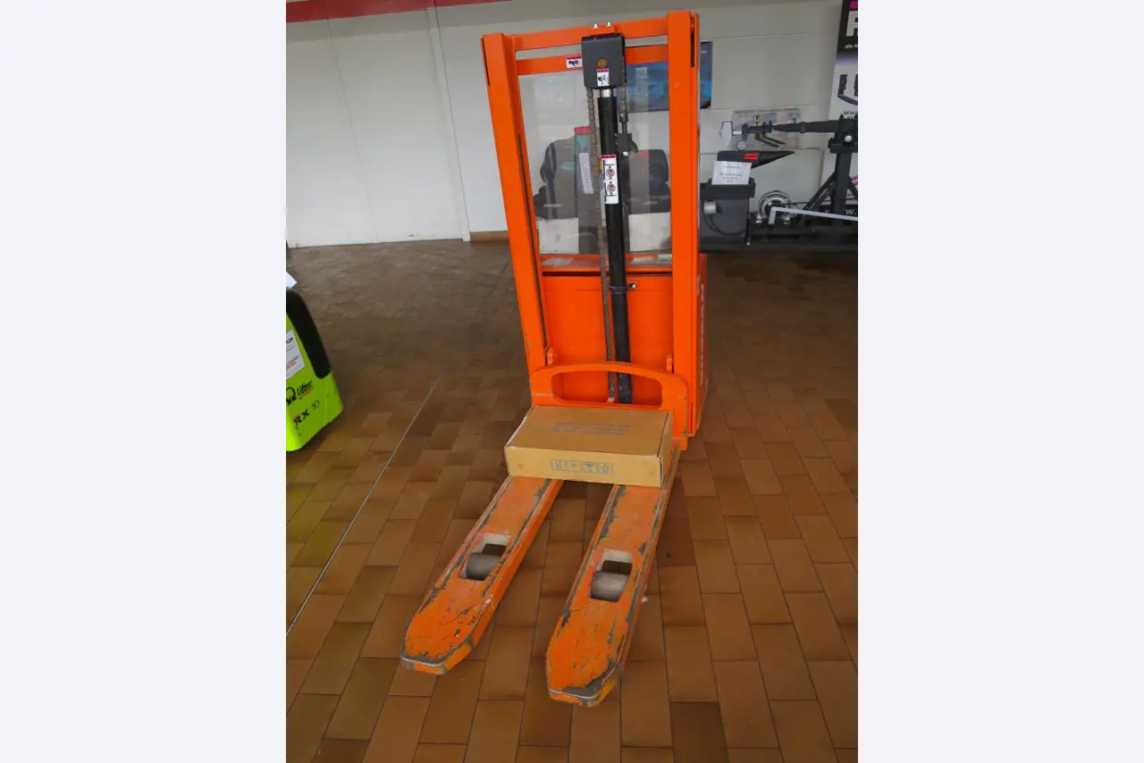 forklift trucks and car pool<br>-1