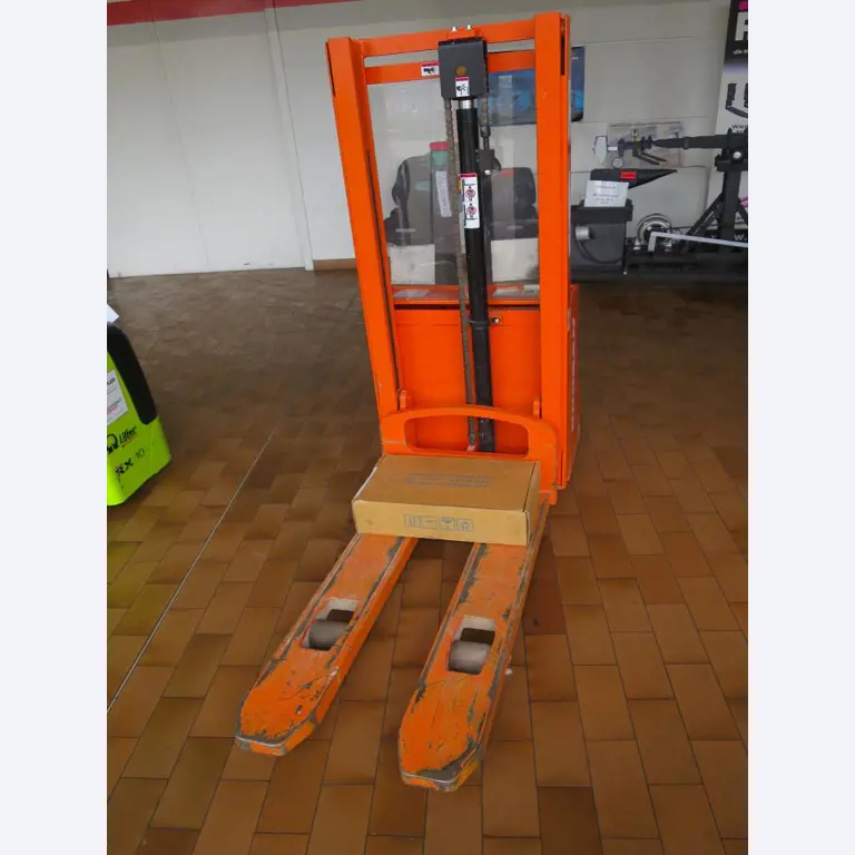 forklift trucks and car pool<br>-1