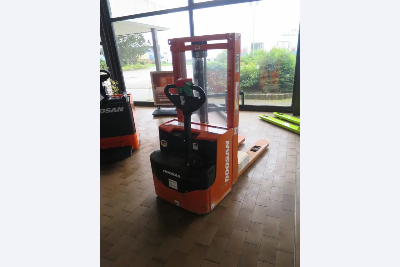 forklift trucks and car pool<br>-2