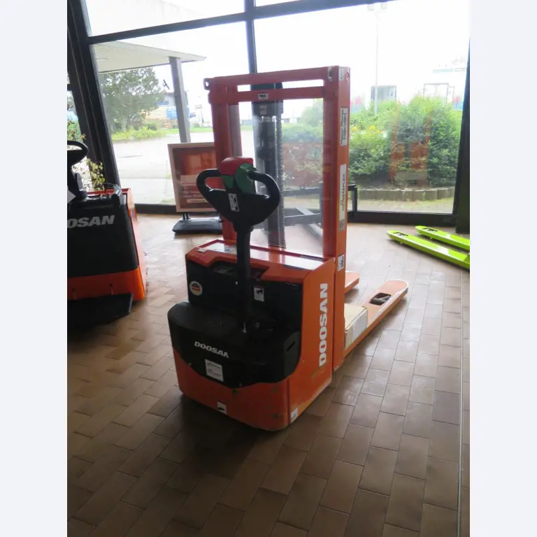 forklift trucks and car pool<br>-2