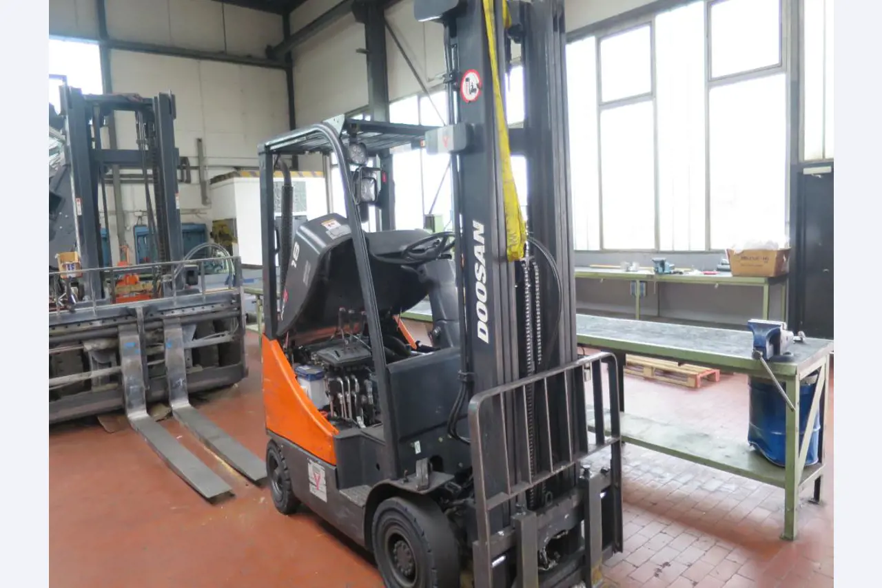 forklift trucks and car pool<br>-1