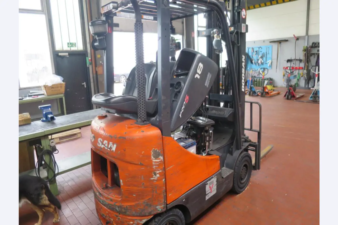 forklift trucks and car pool<br>-4