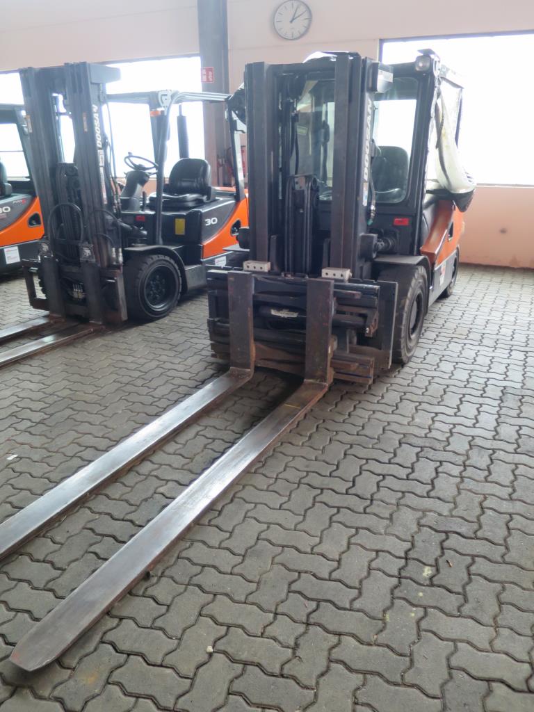 forklift trucks and car pool<br>-1