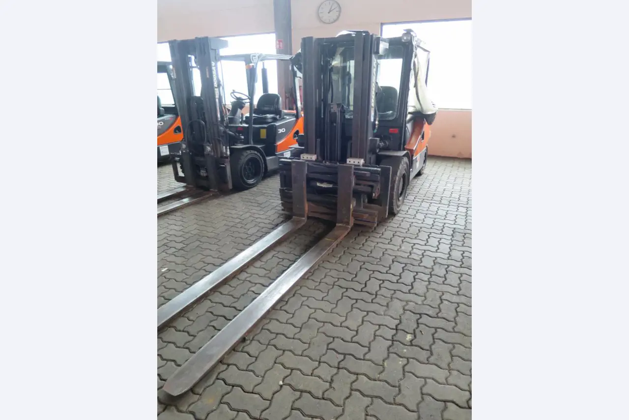 forklift trucks and car pool<br>-1
