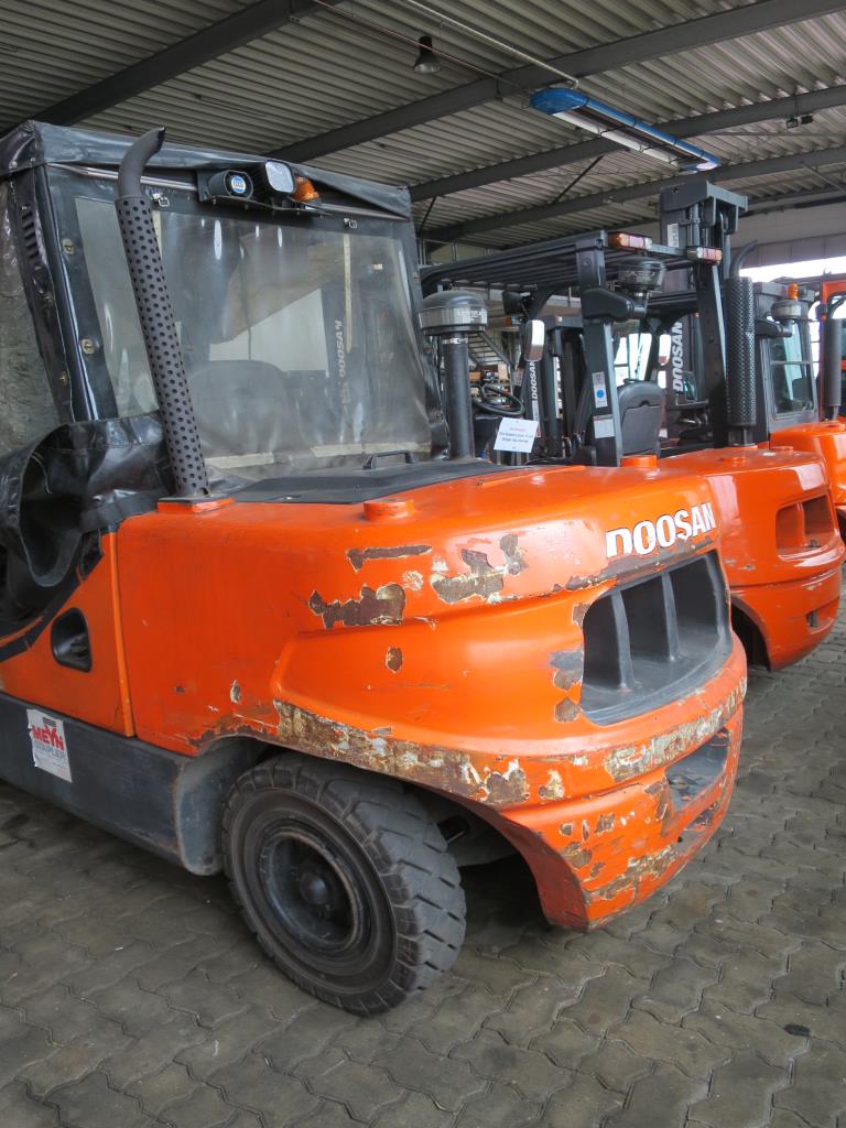 forklift trucks and car pool<br>-3
