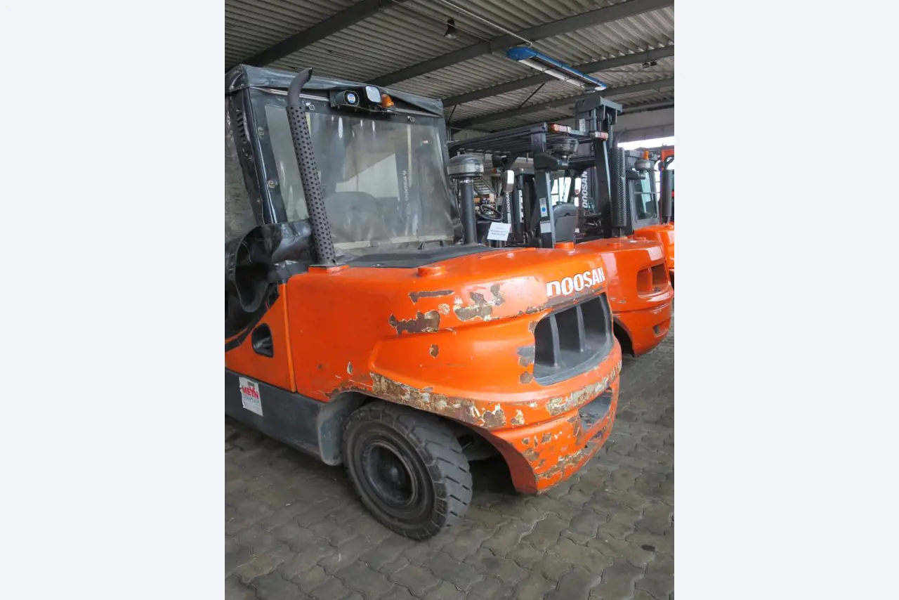 forklift trucks and car pool<br>-3