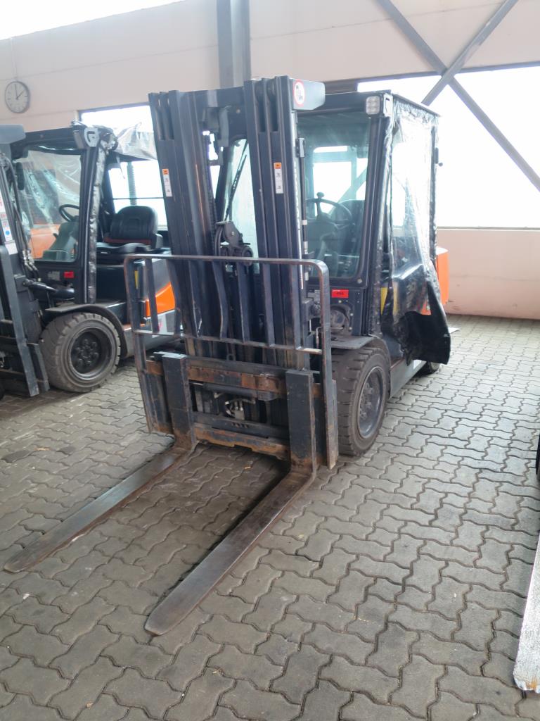 forklift trucks and car pool<br>-1