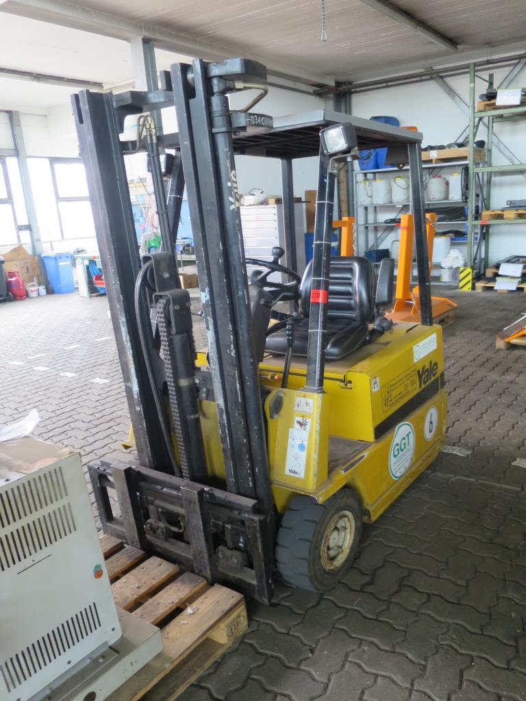 forklift trucks and car pool<br>-1