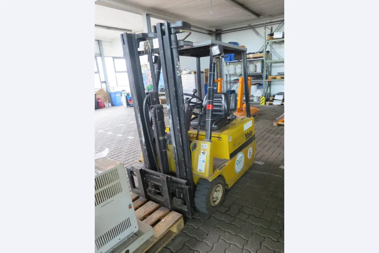 forklift trucks and car pool<br>-1
