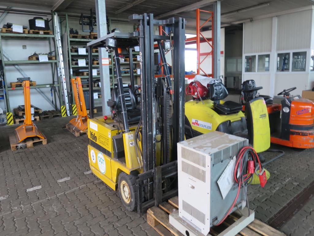forklift trucks and car pool<br>-2
