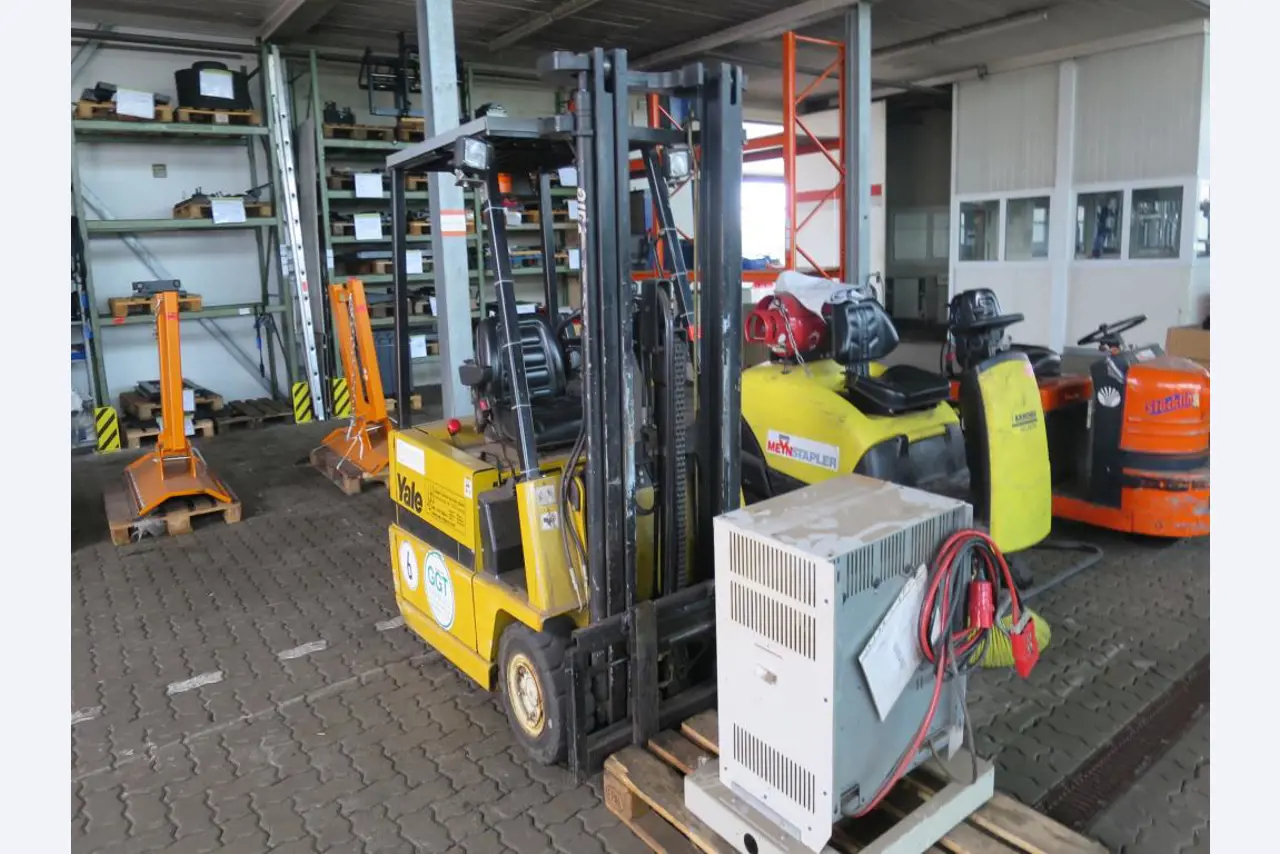 forklift trucks and car pool<br>-2
