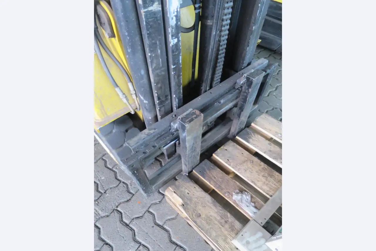 forklift trucks and car pool<br>-4