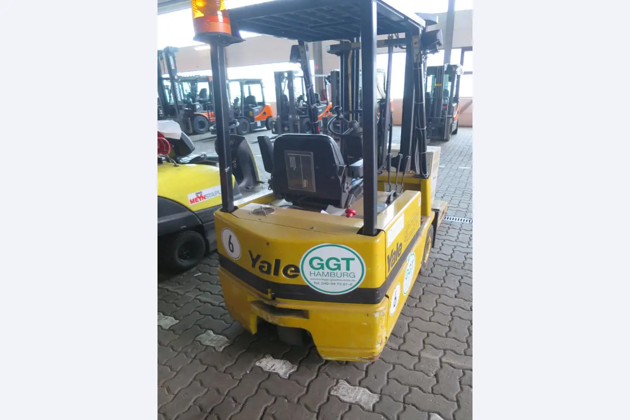 forklift trucks and car pool<br>-6