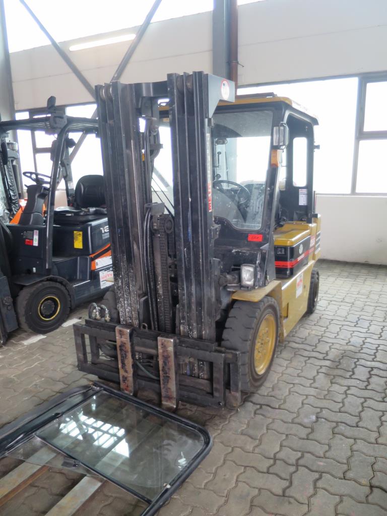 forklift trucks and car pool<br>-1