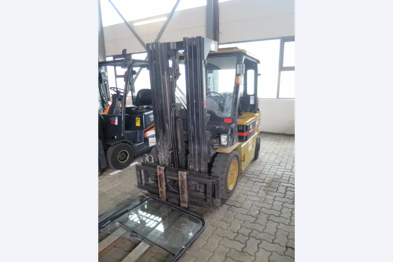 forklift trucks and car pool<br>-1