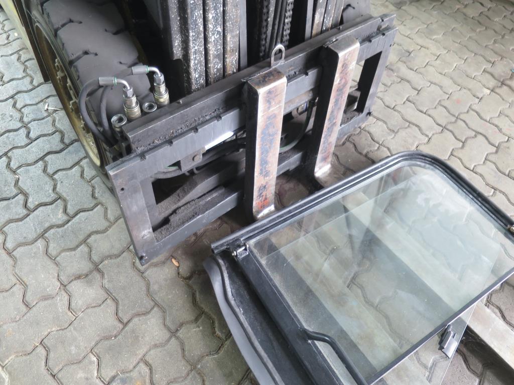forklift trucks and car pool<br>-4