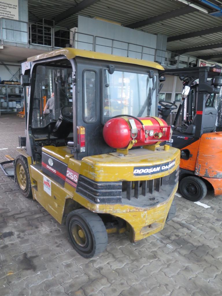 forklift trucks and car pool<br>-6