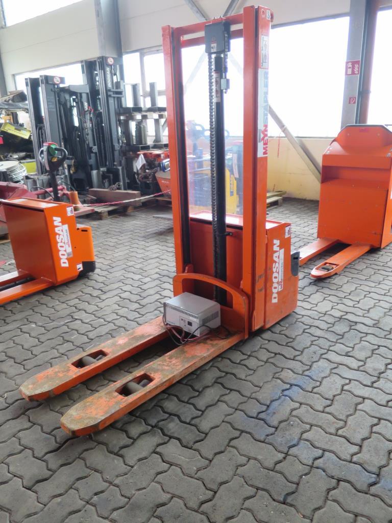 forklift trucks and car pool<br>-1