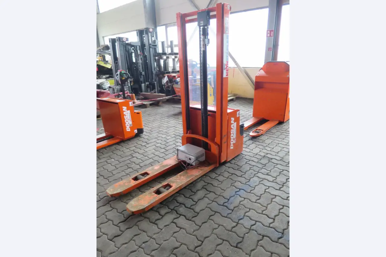 forklift trucks and car pool<br>-1