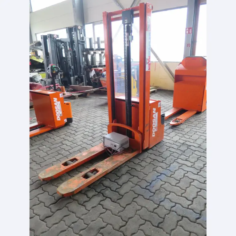 forklift trucks and car pool<br>-1