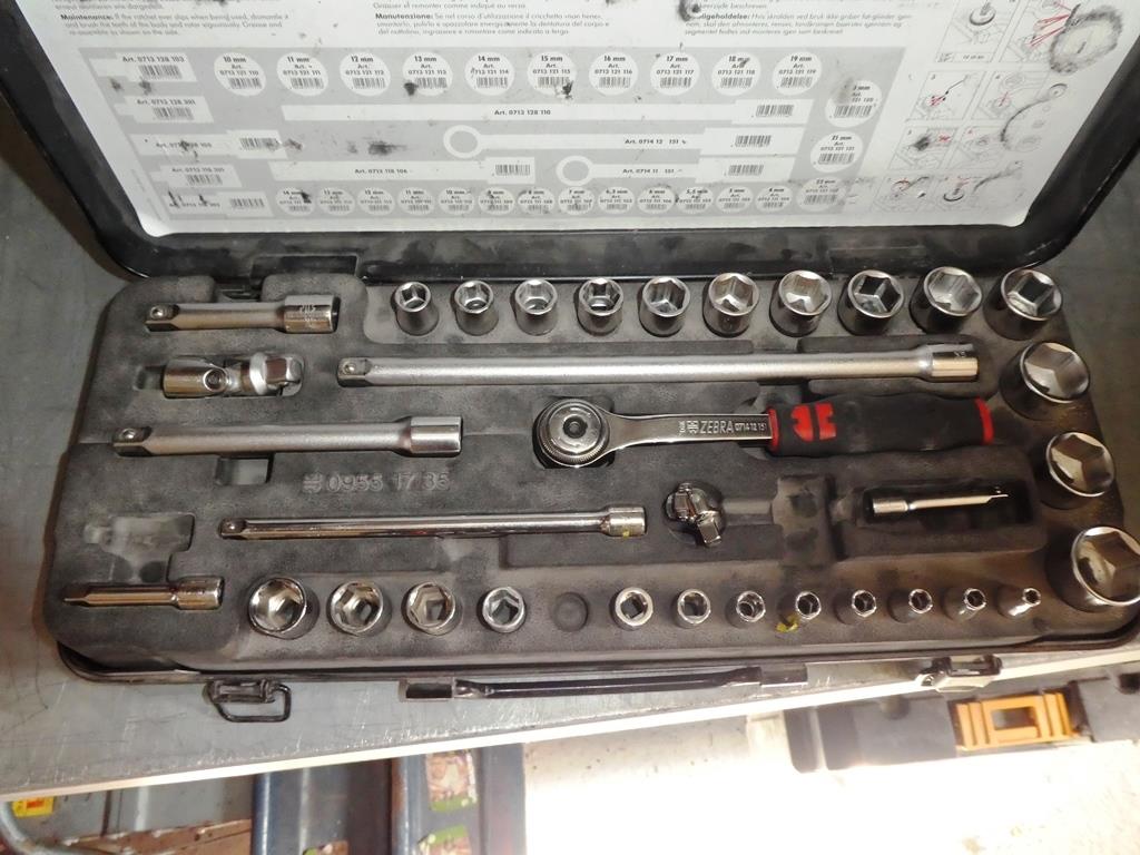 des machines et des véhicules entretenus dans le domaine de l'installation électrique-2