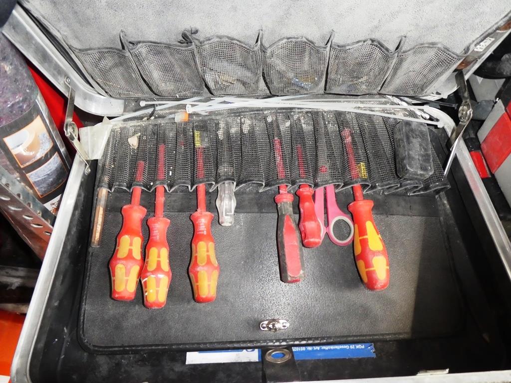 des machines et des véhicules entretenus dans le domaine de l'installation électrique-3