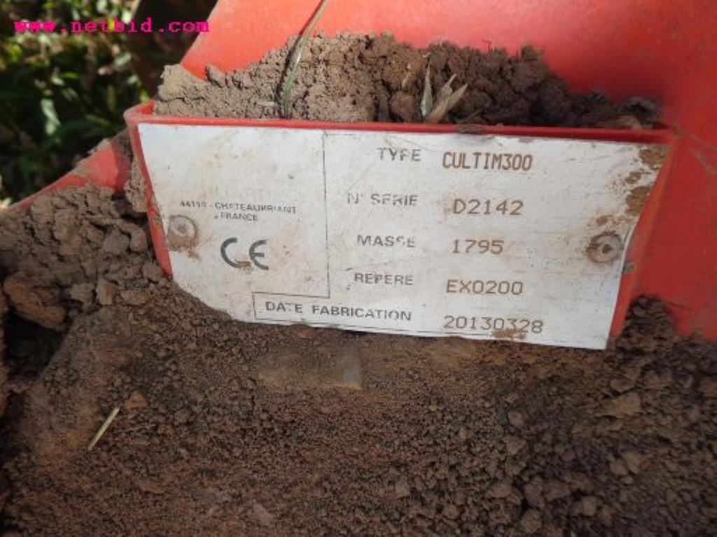 Well-maintained machines of agriculture / energy production-3