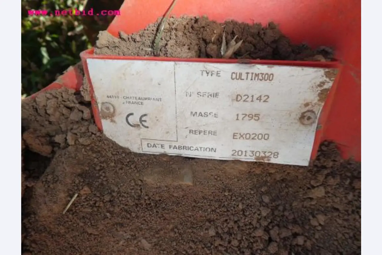 Well-maintained machines of agriculture / energy production-3
