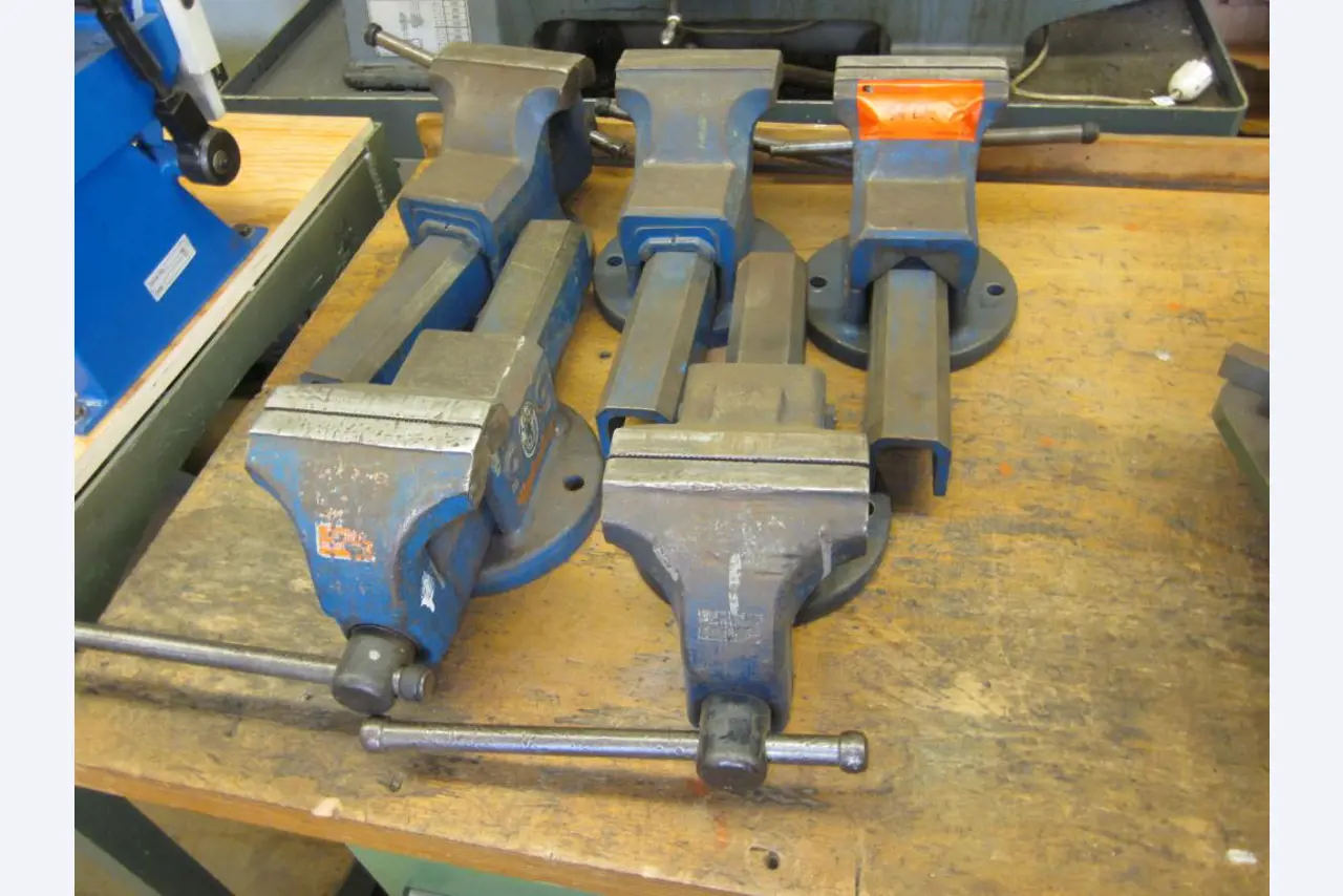 Workshop equipment of a training workshop-11