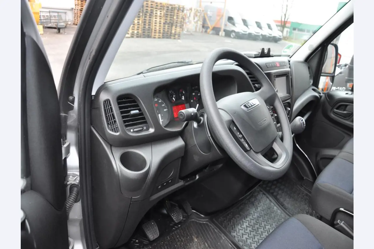 Machines, tools, merchandise / workshop equipment of the automobile sector / <br>tyre service-7